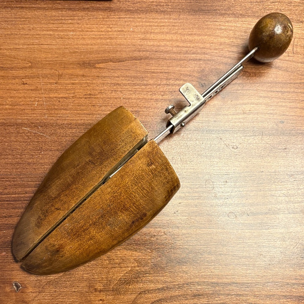 Size 4 Wood Shoe Tree Stretcher Holder for Men